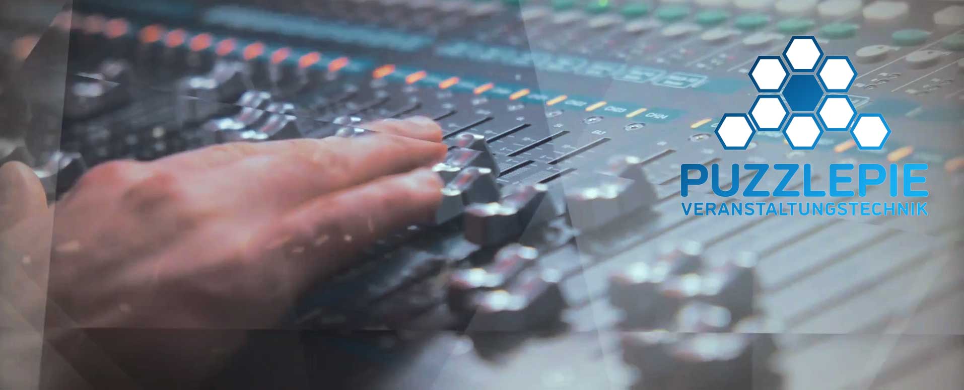 Puzzlepie Veranstaltungstechnik. Die rechte Hand an den Schiebereglern eines Mischpults mit Puzzlepie Logo.